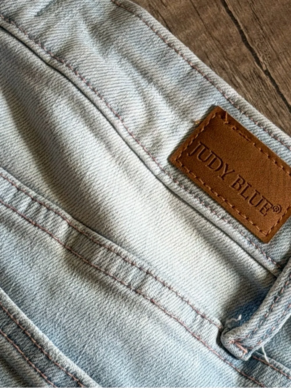Judy Blue Boyfriend Fit Distressed Light Wash Jeans Size 5/27 - Picture 6 of 8